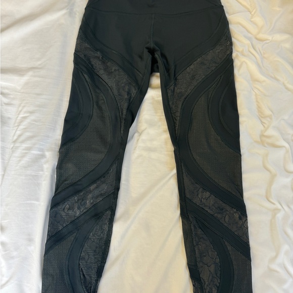 Lululemon Wunder Under Leggings with Lace Design Size 8 Excellent Condition - Picture 7 of 8